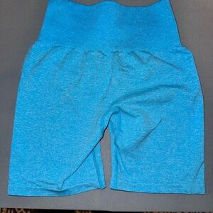 NVGTN SHORTS
•Scrunch butt
•size small
•bright blue color